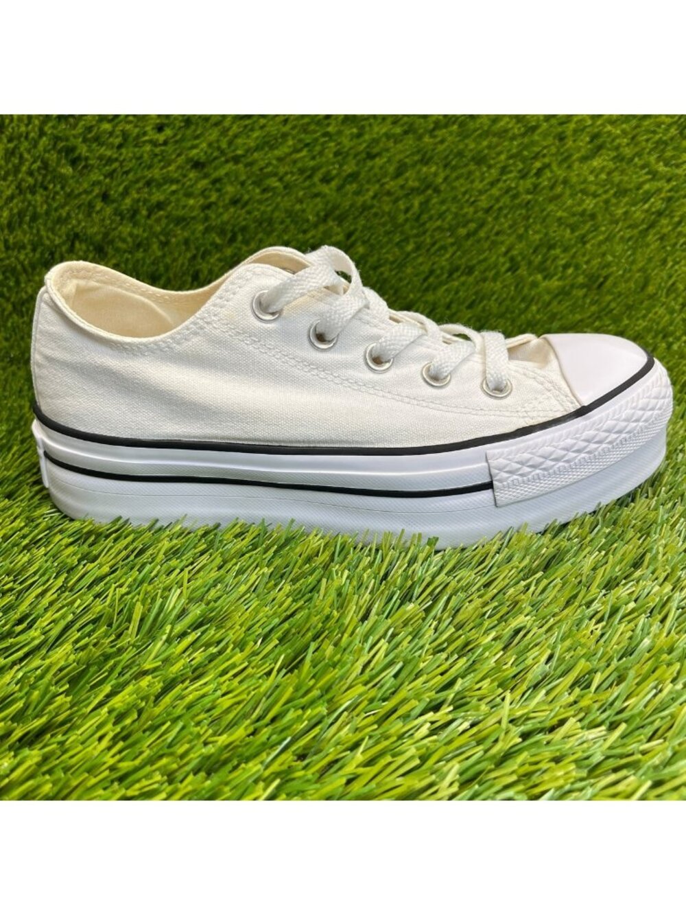 Converse CTAS Platform Low Womens Size 6 White Gum Athletic Skate Shoes Sneakers